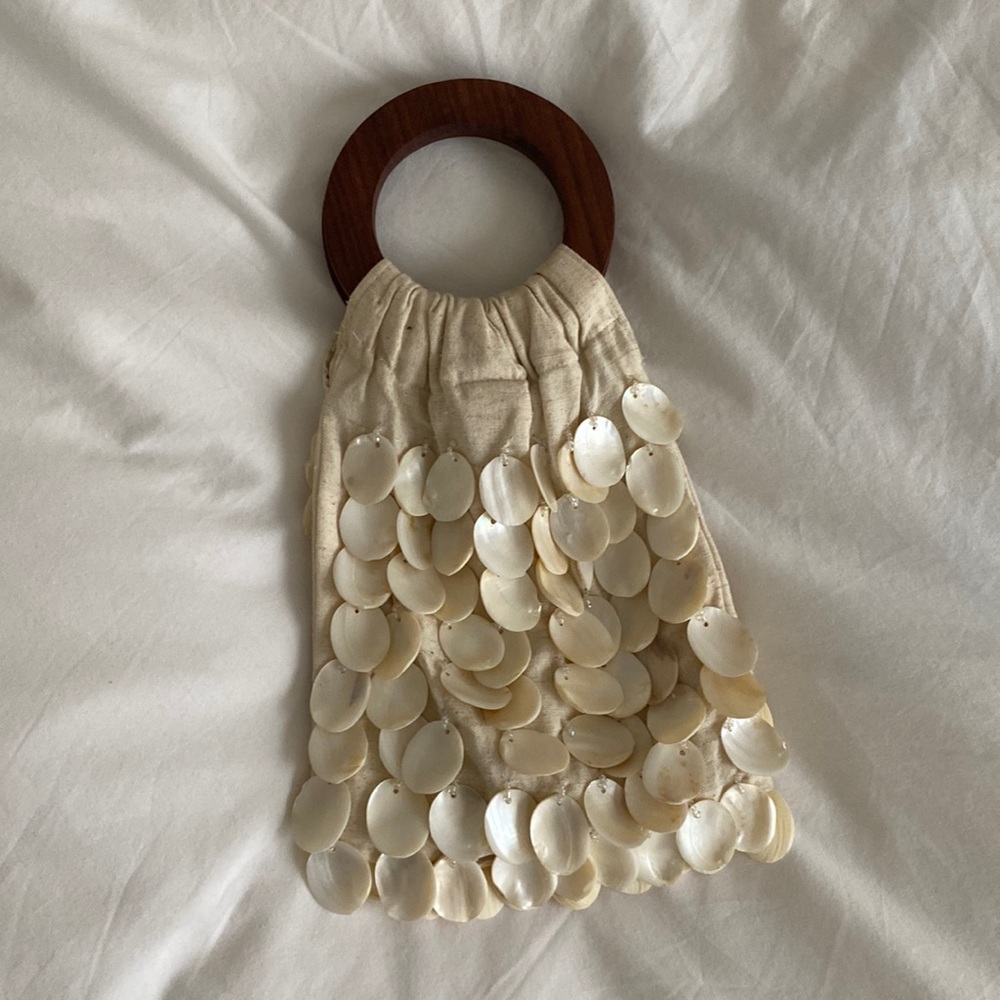 Cream shell bag with wooden handles